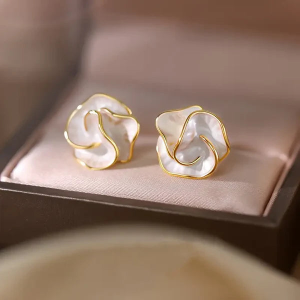 💐 PENDIENTES BLANCAFLOR – ORO 18K & ACABADO NÁCAR PREMIUM 💎